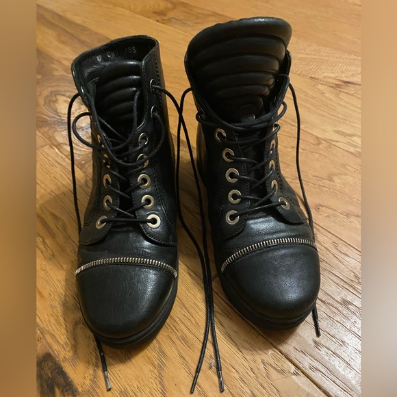 STUART Weitzman Lace-up Boots
ZIPIT lace up high top sneaker in black size 5.5 M - Picture 10 of 12